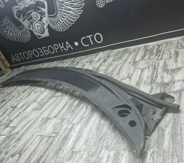 lc6250790 mazda Декоративна накладка під лобове скло жабо MPV 1989—2016